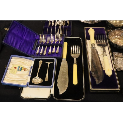 335 - Collection of boxed silver plated flatware, two chafing dishes and other silver plate. P&P Group 3 (... 