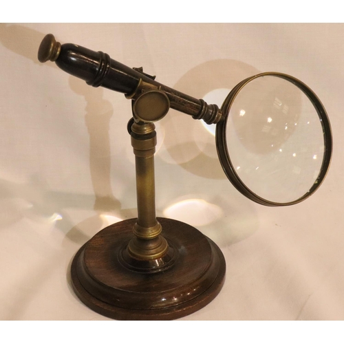 346 - Vintage magnifying glass with mahogany stand, glass D: 15 cm. P&P Group 2 (£18+VAT for the first lot... 