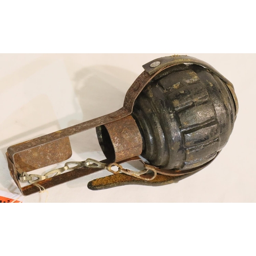 408 - WWI INERT German Kugel (Ball) grenade, no fuze in reproduction pannier. P&P Group 2 (£18+VAT for the... 