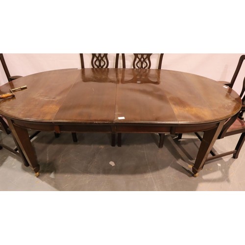 550 - Victorian mahogany wind-out dining table, having two additional leaves, raised on tapering supports ... 