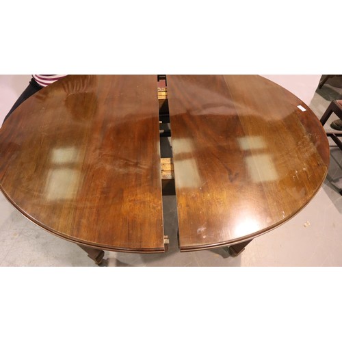 550 - Victorian mahogany wind-out dining table, having two additional leaves, raised on tapering supports ... 