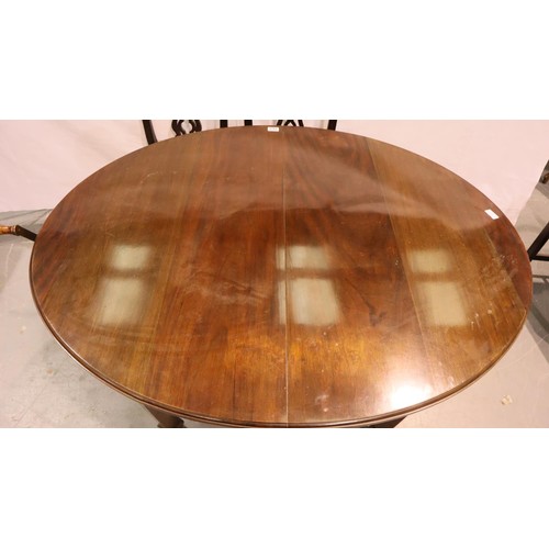 550 - Victorian mahogany wind-out dining table, having two additional leaves, raised on tapering supports ... 