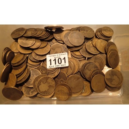 1101 - Tub of mixed pennies and halfpennies. P&P Group 1 (£14+VAT for the first lot and £1+VAT for subseque... 