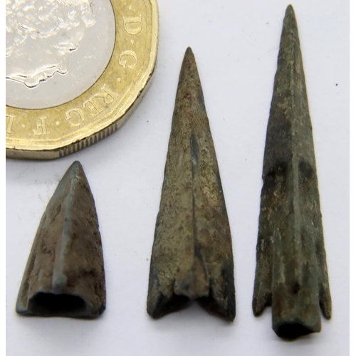 2465 - 3 Long Range Arrow heads - Roman Bronze age period. P&P Group 1 (£14+VAT for the first lot and £1+VA... 