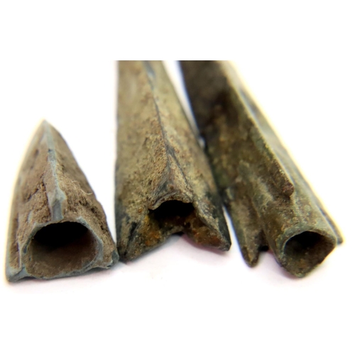 2465 - 3 Long Range Arrow heads - Roman Bronze age period. P&P Group 1 (£14+VAT for the first lot and £1+VA... 