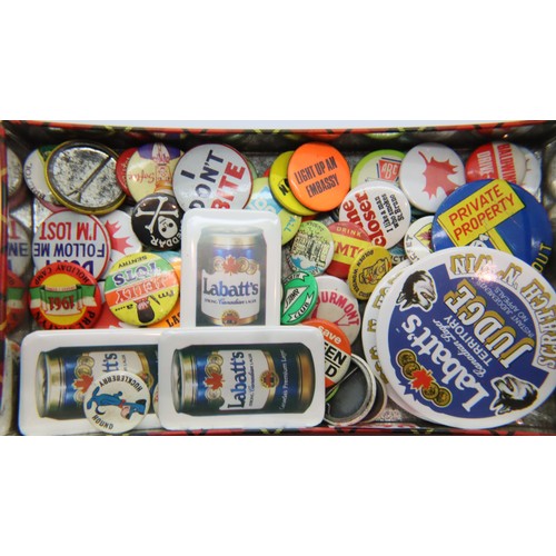 52 - Tin of mixed tinplate badges, 1960s to 1980s. P&P Group 1 (£14+VAT for the first lot and £1+VAT for ... 