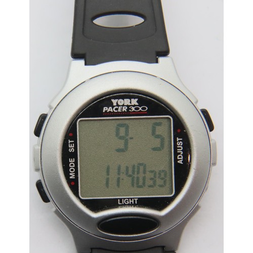 77 - Gents digital Casio wristwatch on a rubber strap, D: 3.5 cm. P&P Group 1 (£14+VAT for the first lot ... 