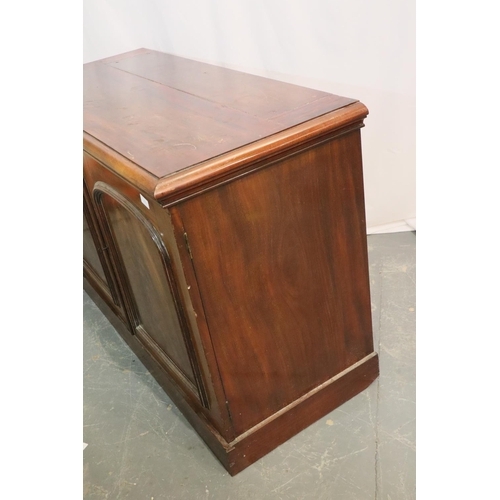 548 - Victorian mahogany two door fitted sideboard, 122 x 52 x 82 cm H. Not available for in-house P&P, co... 