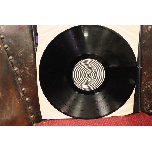 175 - Black Sabbath Master of Reality on Vertigo, Cover good, record with light surface scratches.  P&P Gr... 