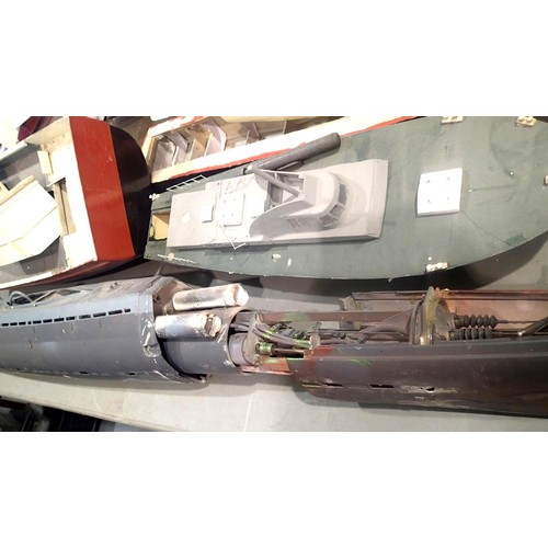 2648 - Model submarine, approximately 6ft in length. Fitted with all diving equipment. Untested, poor shell... 