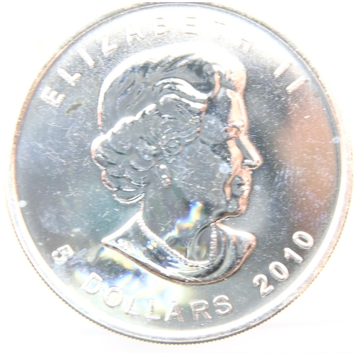 3266 - 2010 1oz pure silver Canadian Maple coin. P&P Group 1 (£14+VAT for the first lot and £1+VAT for subs... 