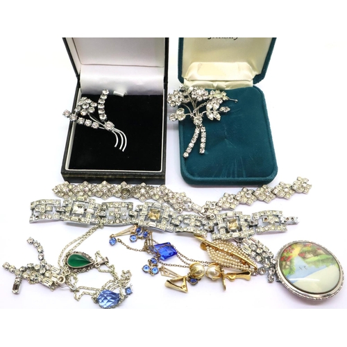 76 - Collection of mixed jewellery including silver. P&P Group 1 (£14+VAT for the first lot and £1+VAT fo... 