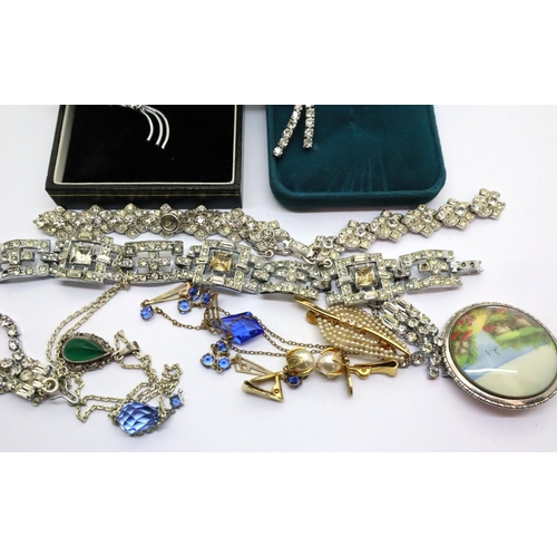 76 - Collection of mixed jewellery including silver. P&P Group 1 (£14+VAT for the first lot and £1+VAT fo... 