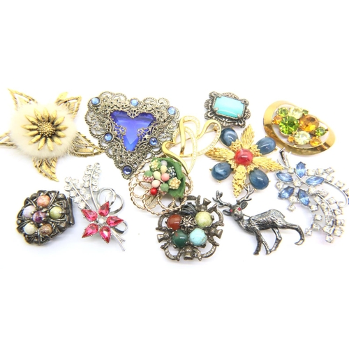 79 - Box of mixed costume jewellery brooches including Scottish hardstone example. P&P Group 1 (£14+VAT f... 