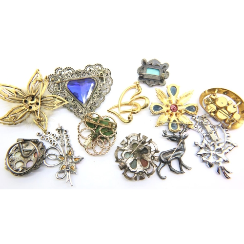 79 - Box of mixed costume jewellery brooches including Scottish hardstone example. P&P Group 1 (£14+VAT f... 