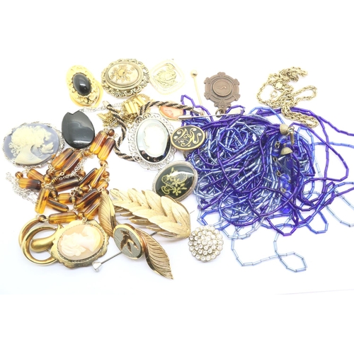 82 - Quantity of vintage costume jewellery.  P&P Group 1 (£14+VAT for the first lot and £1+VAT for subseq... 