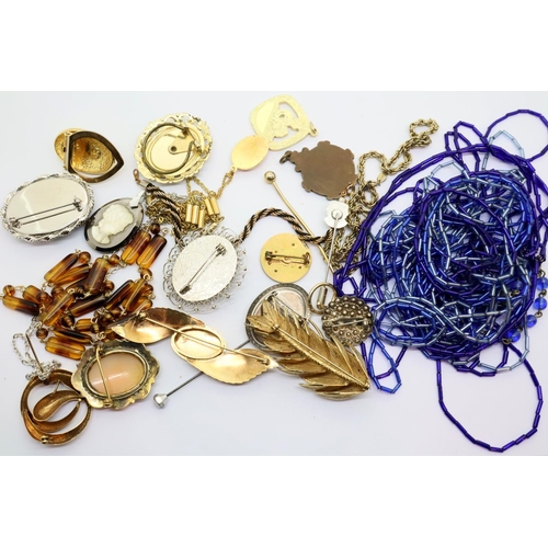 82 - Quantity of vintage costume jewellery.  P&P Group 1 (£14+VAT for the first lot and £1+VAT for subseq... 