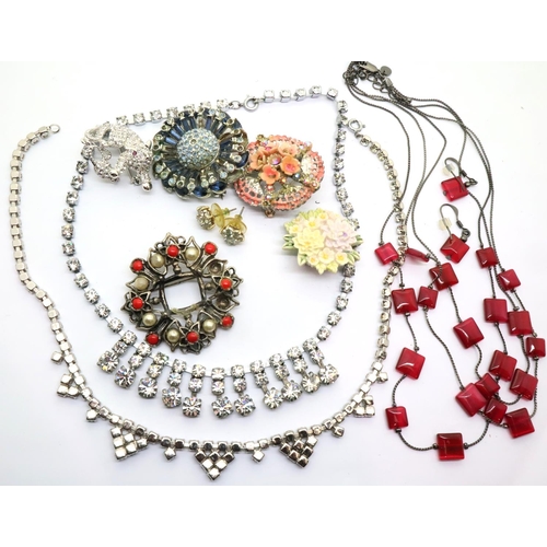 97 - Mixed costume jewellery including cat and mouse brooch. P&P Group 1 (£14+VAT for the first lot and £... 