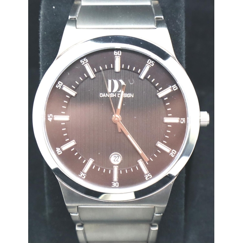 109 - Boxed gents Danish design calendar wristwatch, dial D: 30 mm. P&P Group 1 (£14+VAT for the first lot... 