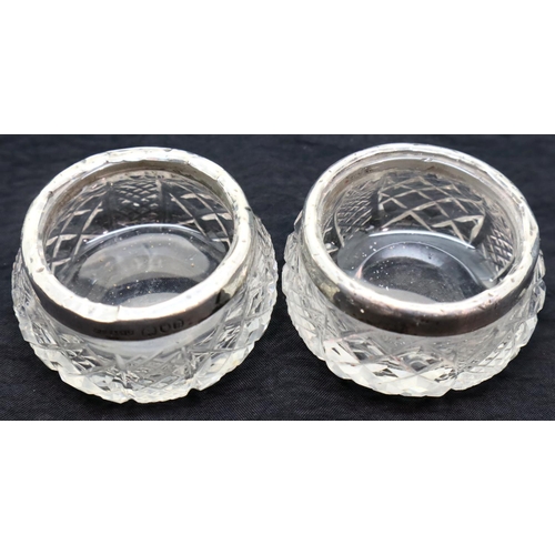 138 - Pair of hallmarked silver top cut glass salts, D: 4.5 cm. P&P Group 1 (£14+VAT for the first lot and... 