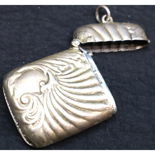 159 - Sterling silver vesta case. P&P Group 1 (£14+VAT for the first lot and £1+VAT for subsequent lots)