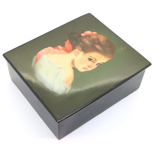 170 - Russian painted papier mache box, 10 x 8 x 4 cm high. P&P Group 1 (£14+VAT for the first lot and £1+... 