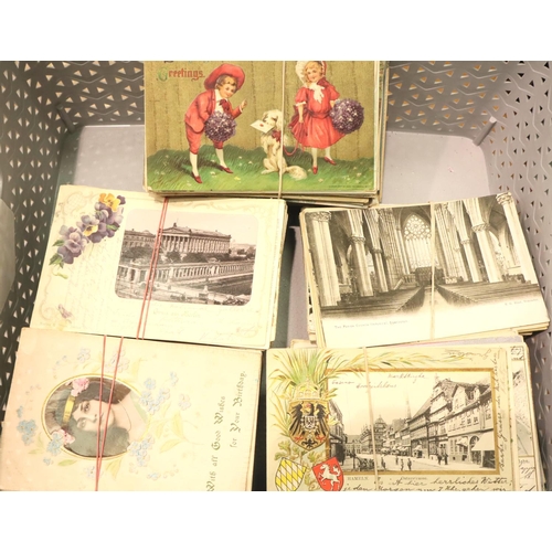 187 - Over 450 vintage postcards. P&P Group 3 (£25+VAT for the first lot and £5+VAT for subsequent lots)