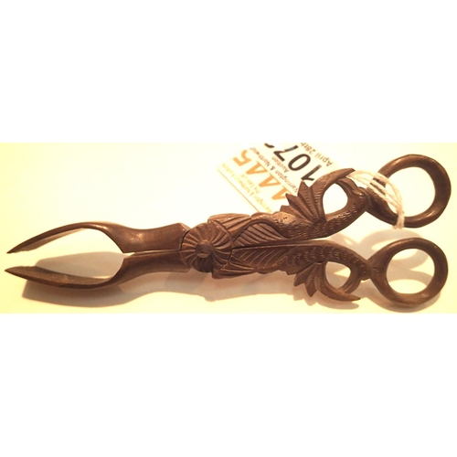 1072 - 19th century black forest hand carved sugar tongs. P&P Group 1 (£14+VAT for the first lot and £1+VAT... 