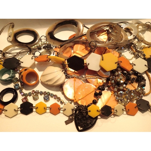 1082 - Box of costume jewellery including a vintage plastic hexagonal shaped necklace. P&P Group 1 (£14+VAT... 