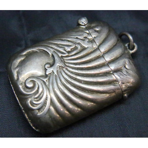 159 - Sterling silver vesta case. P&P Group 1 (£14+VAT for the first lot and £1+VAT for subsequent lots)