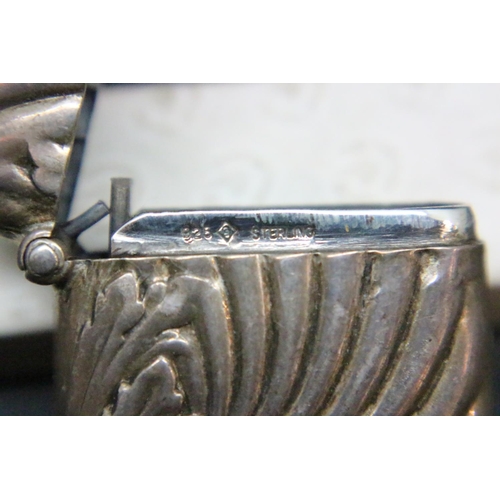 159 - Sterling silver vesta case. P&P Group 1 (£14+VAT for the first lot and £1+VAT for subsequent lots)