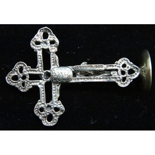 164 - Continental 800 silver Crucifix pendant, L: 5 cm. P&P Group 1 (£14+VAT for the first lot and £1+VAT ... 