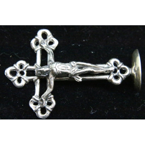 164 - Continental 800 silver Crucifix pendant, L: 5 cm. P&P Group 1 (£14+VAT for the first lot and £1+VAT ... 