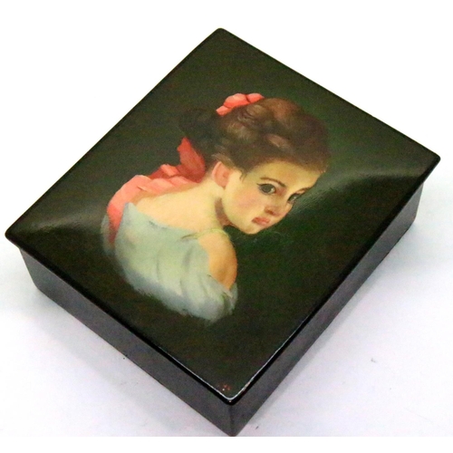 170 - Russian painted papier mache box, 10 x 8 x 4 cm high. P&P Group 1 (£14+VAT for the first lot and £1+... 