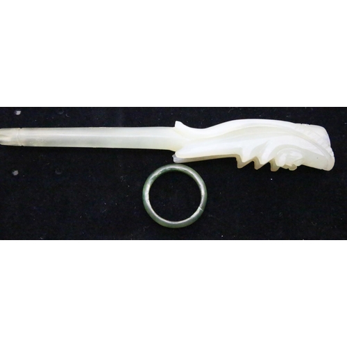 181 - White Jade cheroot holder L: 11 cm and a green jade ring. P&P Group 1 (£14+VAT for the first lot and... 