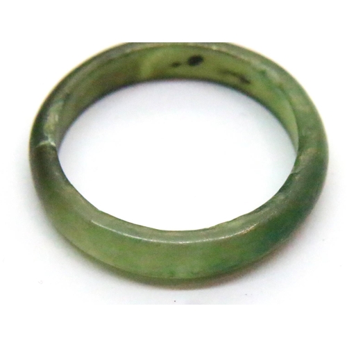 181 - White Jade cheroot holder L: 11 cm and a green jade ring. P&P Group 1 (£14+VAT for the first lot and... 