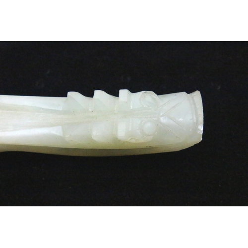 181 - White Jade cheroot holder L: 11 cm and a green jade ring. P&P Group 1 (£14+VAT for the first lot and... 