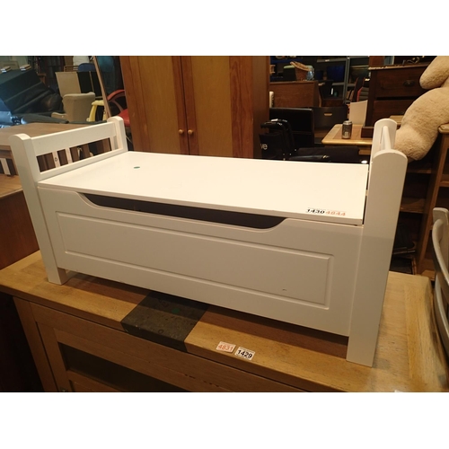 1430 - Modern white storage chest/seat, W: 89 cm. Not available for in-house P&P, contact Paul O'Hea at Mai... 