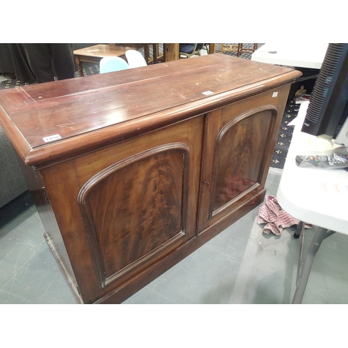 1498 - Victorian mahogany two door fitted buffet, 122 x 52 x 82 cm H. Not available for in-house P&P, conta... 