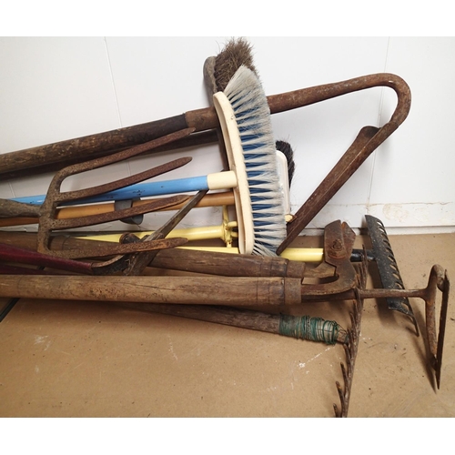 1527 - Shelf of mixed garden tools and a galvanised bucket. Not available for in-house P&P, contact Paul O'... 