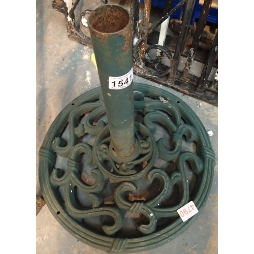 1541 - Green painted cast iron garden, parasol base. Not available for in-house P&P, contact Paul O'Hea at ... 