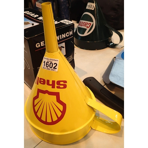 1602 - Yellow metal shell oil funnel. P&P Group 2 (£18+VAT for the first lot and £3+VAT for subsequent lots... 