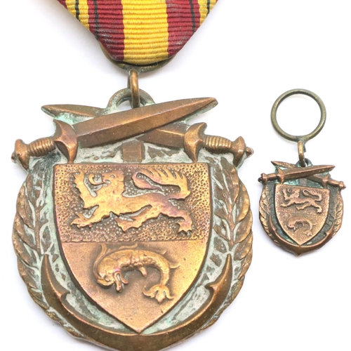 3224 - A Dunkirk medal and miniature issued by the Dunkirk Veterans Association in the 1960s, un-named. P&P... 