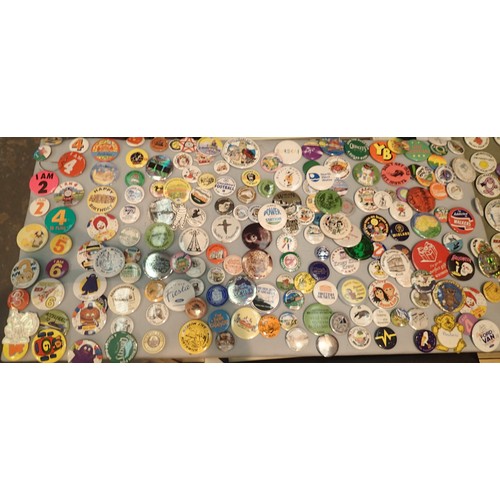 1139A - Large selection of mixed metal badges to include places of interest etc. Not available for in-house ... 