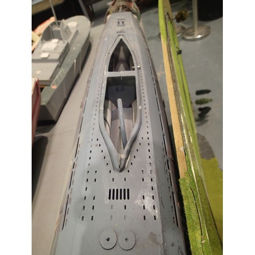 2648 - Model submarine, approximately 6ft in length. Fitted with all diving equipment. Untested, poor shell... 