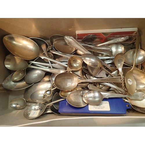 1158 - Box of collectable silver plated souvenir spoons and others. P&P Group 2 (£18+VAT for the first lot ... 