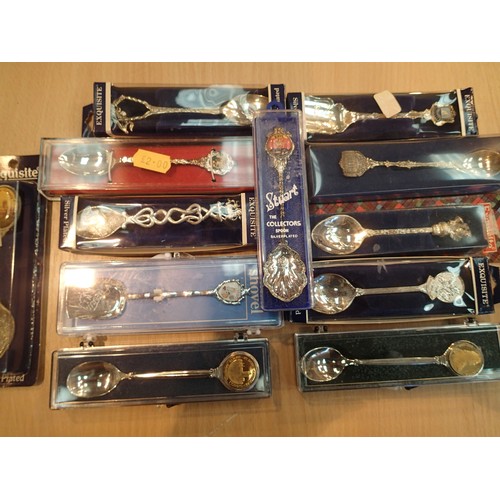 1158 - Box of collectable silver plated souvenir spoons and others. P&P Group 2 (£18+VAT for the first lot ... 