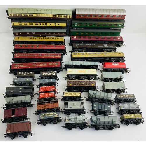 2070 - 40x OO Gauge Passenger Coaches & Various Freight Wagons (All Unboxed) P&P Group 3 (£25+VAT for the f... 