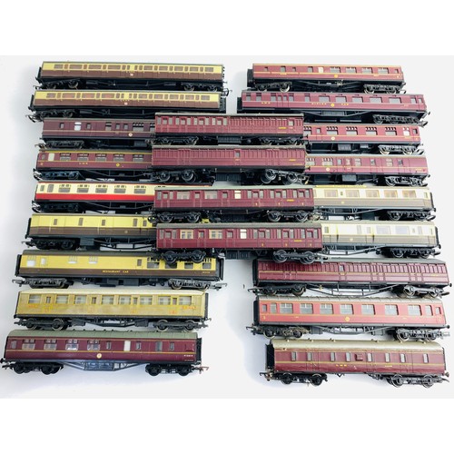 2071 - 22x OO Gauge Passenger Coaches (All Unboxed). P&P Group 3 (£25+VAT for the first lot and £5+VAT for ... 