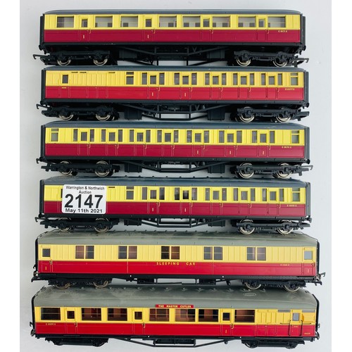 2147 - 6x Hornby Blood & Custard Passenger Coaches (Unboxed).  P&P Group 2 (£18+VAT for the first lot and £... 